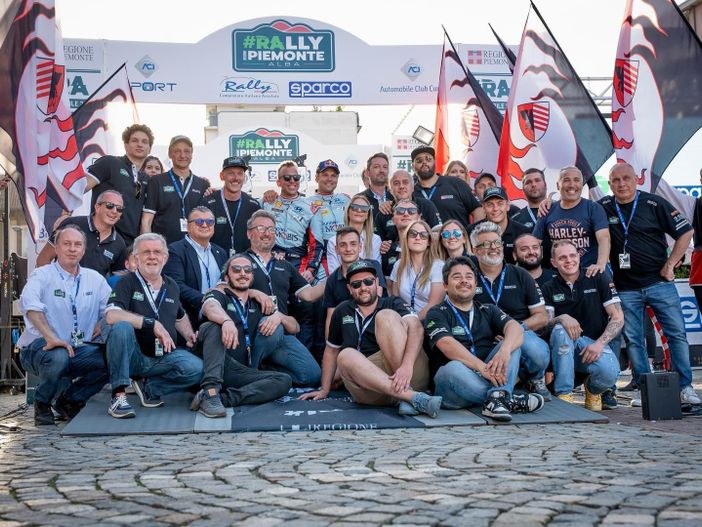 Una foto di gruppo del   Cinzano Rally Team