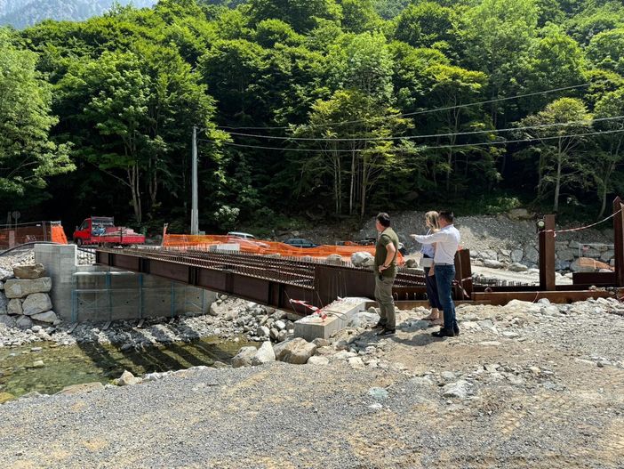 Nuovo ponte a Terme di Valdieri, posate le travi portanti: sarà pronto e collaudato per fine anno Nuovo ponte a Terme di Valdieri, posate le travi portanti: sarà pronto e collaudato per fine anno