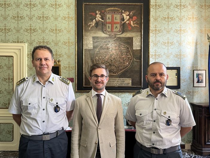 Il sindaco Gatto tra il Maggiore Tagliabue e il Tenente Colonnello Carotenuto