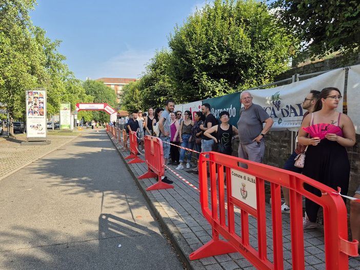 la gente in attesa per il via di Collisioni 2025