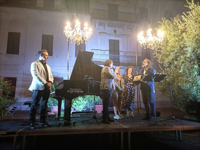 La consegna del premio