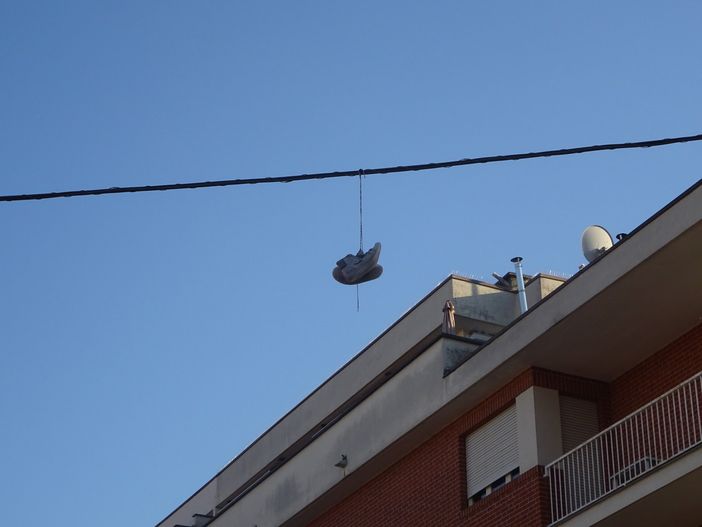 Scarpe volanti a Bra? Shoefiti, una moda che arriva dall’America