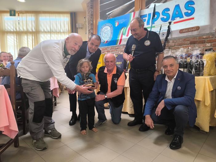 Il piccolo Marçelo, il più giovane pescatore della Federazione italiana pesca sportiva e attività subacquee della provincia di Cuneo che si è aggiudicato il prestigioso “Trofeo Fipsas Cuneo”