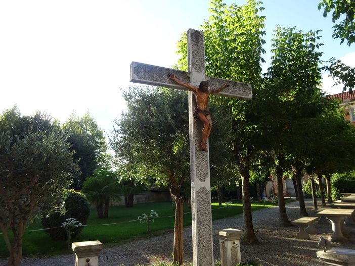 La Croce nel giardino del Santuario della Madonna dei Fiori di Bra