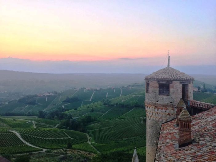Alba sopra Serralunga vista dalla torre quadrata del castello