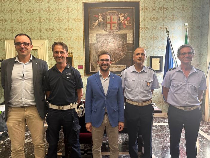 Il vigile urbano Claudio Fissore lascia Alba dopo 16 anni per Sommariva del Bosco