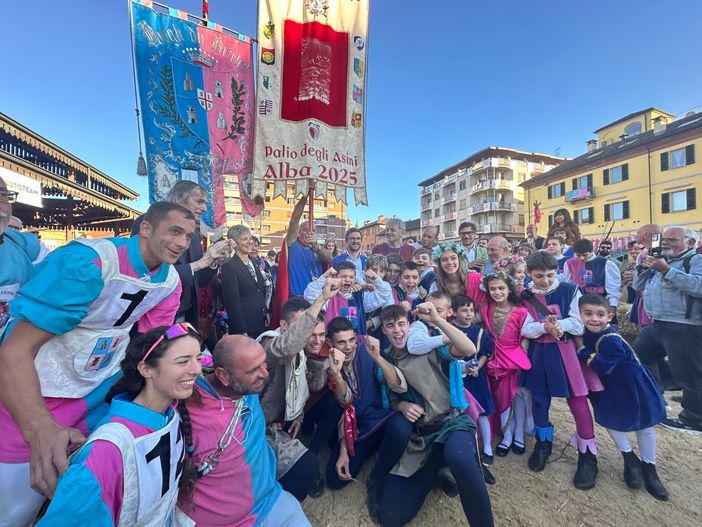 I barghigiani di Brichèt festeggiano Gianluca Zand (Rombo), primo sul traguardo a cavallo di Tuono