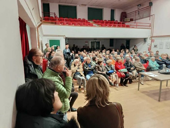 Il basso Piemonte dice "no" all’inceneritore: sala piena a Saliceto contro il progetto