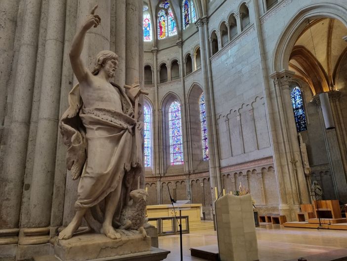 In foto statua di san Giovanni Battista, Cattedrale di St-Jean, a Lione In foto statua di san Giovanni Battista, Cattedrale di St-Jean, a Lione