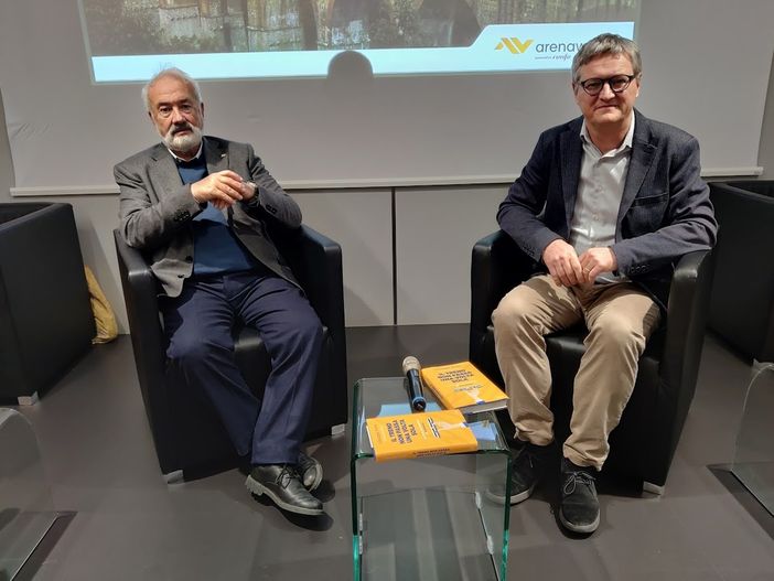 “Il treno non passa una volta sola” ad Alba: presentato il libro di Giuseppe Arena [VIDEO]