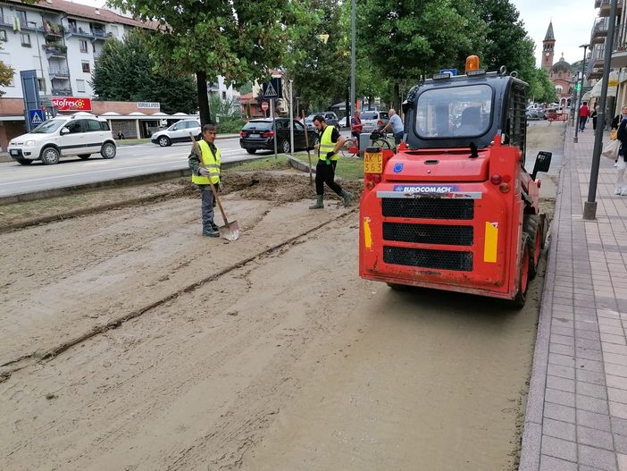 Tra i progetti allo studio del Comune interventi per la sicurezza idrogeologica (nella foto il fango in corso Langhe dopo l'allagamento del settembre 2019)