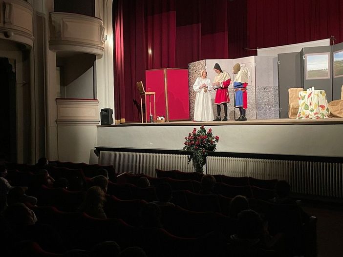 Nelle immagini (questa e quella a fine articolo) due momenti dello spettacolo nicese