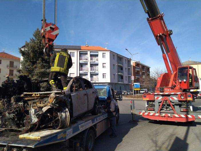 Bra, auto a fuoco dopo l’incidente. Conducente riesce a mettersi in salvo [FOTO]