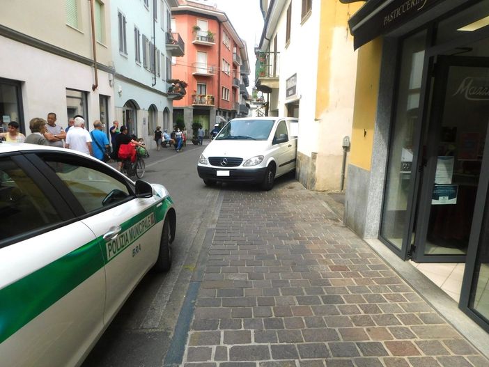 L'incidente questa mattina in via Pollenzo a Bra