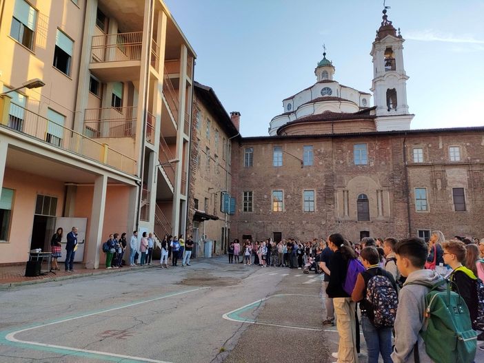Primo giorno di scuola a Bra: dal sindaco il benvenuto alle prime classi dei comprensivi cittadini
