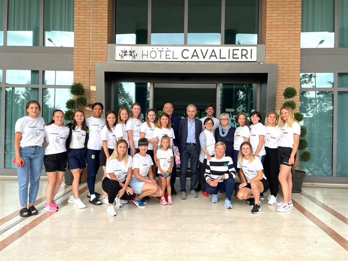 All'Hotel Cavalieri il saluto dell'amministrazione braidese alla squadra di hockey femminile di Sumy, in fuga dall'Ucraina e ora diretta in Germania