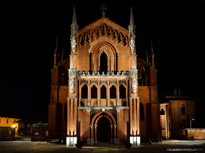 La piazza di frazione Pollenzo, dominata dalla chiesa di San Vittore