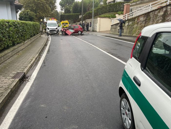 Bra, frontale fra due auto: due feriti trasportati all'ospedale di Verduno Bra, frontale fra due auto: due feriti trasportati all'ospedale di Verduno