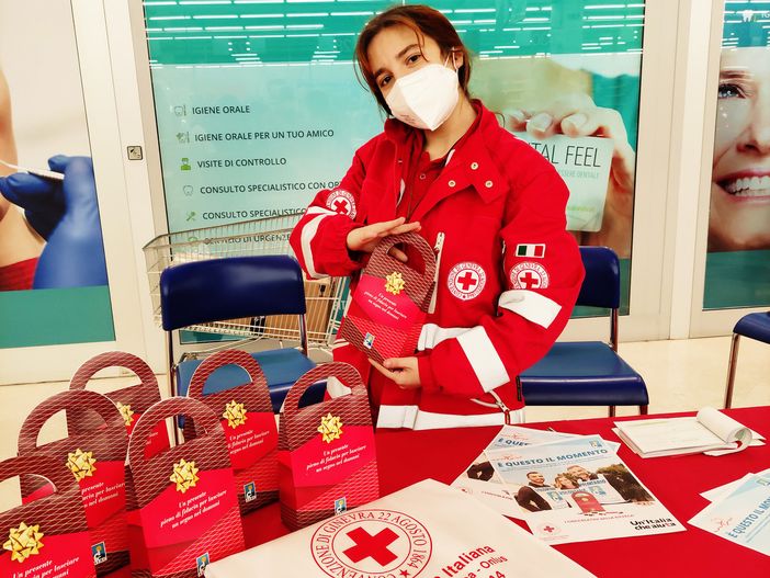 Coi volontari della Croce Rossa albese si raccolgono fondi per la ricerca sul cancro Coi volontari della Croce Rossa albese si raccolgono fondi per la ricerca sul cancro