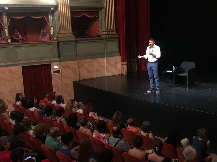 Daniel Lumera sul palco del Teatro sociale Busca di Alba