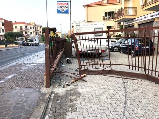 La cancellata contro la quale è andata a sbattere la Fiat Punto guidata dal ragazzo roerino La cancellata contro la quale è andata a sbattere la Fiat Punto guidata dal ragazzo roerino