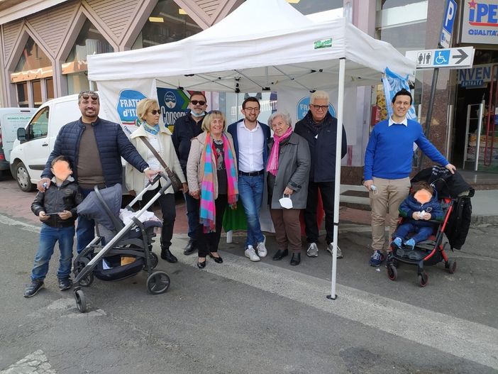 Il gazebo di Fratelli d'Italia in piazza Cagnasso Il gazebo di Fratelli d'Italia in piazza Cagnasso