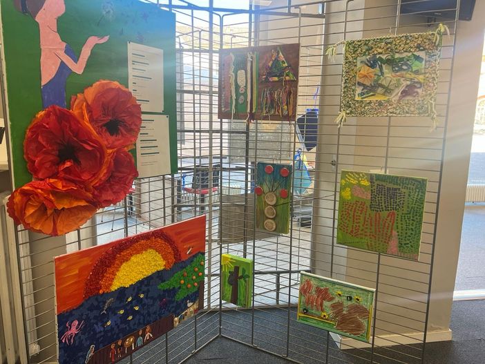 Alba si illumina di blu e inaugura la mostra "Con i nostri occhi"