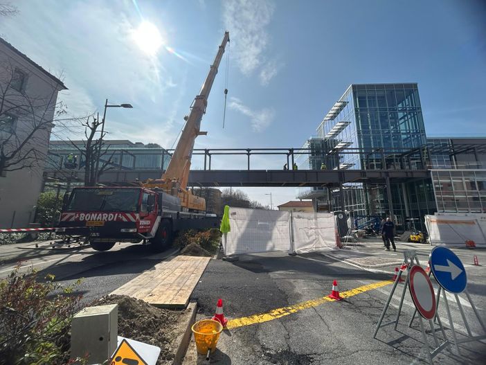 Alba, iniziati i lavori della passerella sopraelevata dei nuovi uffici Ferrero [FOTO]