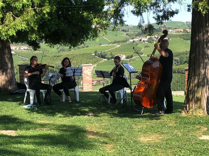 Grinzane in festa con musiche da film, divertimento e i fuochi d'artificio Grinzane in festa con musiche da film, divertimento e i fuochi d'artificio