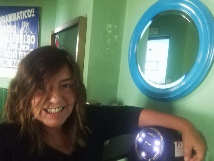 Nicoletta Grimaldi negli studi di Radio Vallebelbo (foto tratta dal suo profilo Facebook)