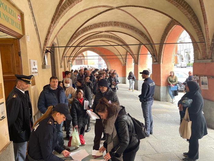 Corsa ai passaporti, oltre 200 all'Open Day di Alba