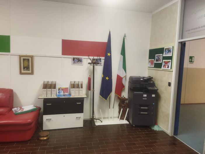 Abdelkhalek Elbounadi, presidente e fondatore di Acia, di fronte alla sede dell'associazione, in corso Europa ad Alba