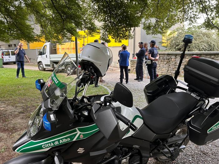 Degrado attorno alla stazione di Alba, i giovani di Fratelli d'Italia: "Istituiamo un vigile di quartiere"