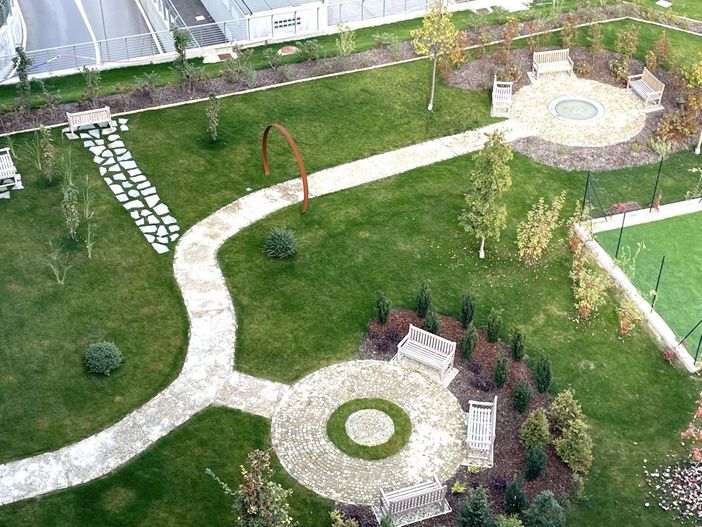 Lo spazio verde progettato da Giulio Senes e Natalia Fumagalli