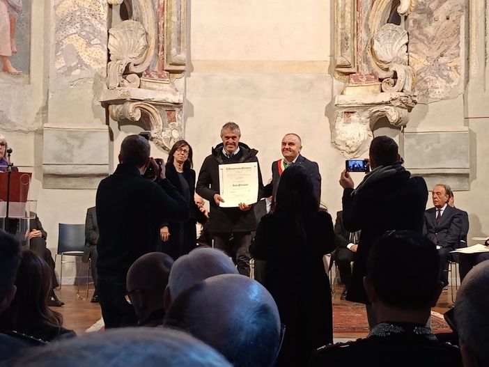 Monchiero in festa per il 'Cavalier' Dario Porasso. "Messo comunale da 29 anni, un grande esempio"