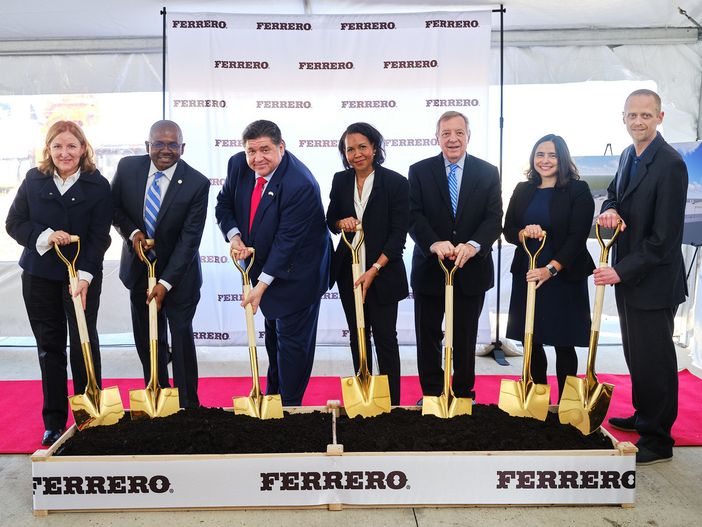 Dirigenti Ferrero e funzionari governativi USA aprono la strada al nuovo stabilimento di produzione del Kinder Bueno a Bloomington, Illinois
