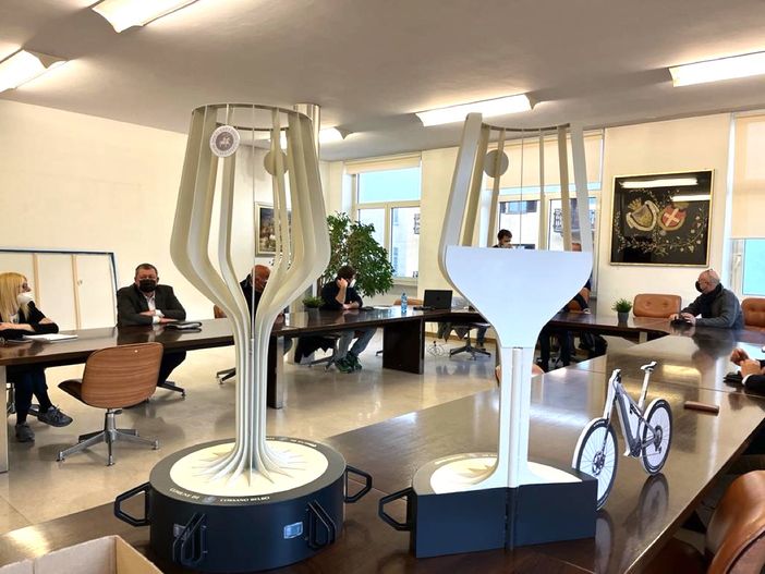 Le stazioni di ricarica per le biciclette elettriche disegnate con la forma del calice di Moscato Le stazioni di ricarica per le biciclette elettriche disegnate con la forma del calice di Moscato