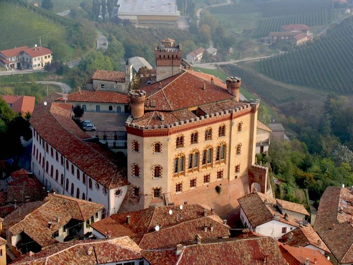 Il suggestivo castello del paese di Barolo, meta degli enoturisti di tutto il mondo Il suggestivo castello del paese di Barolo, meta degli enoturisti di tutto il mondo