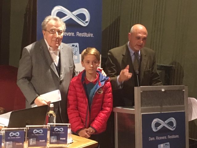 Il notaio Vincenzo Toppino con il giovanissimo Nicola Milanesio, entrambi benefattori della Fondazione Nuovo Ospedale Alba-Bra, diretta da Luciano Scalise