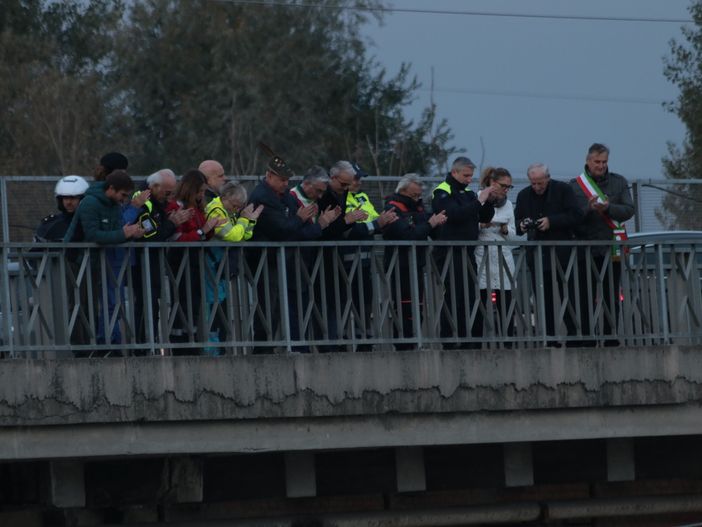 Ad Alba nove rose nel Tanaro in memoria delle vittime dell'alluvione del '94