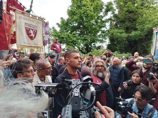 In migliaia a Superga rendono omaggio al Grande Torino: "Invincibili e Immortali"
