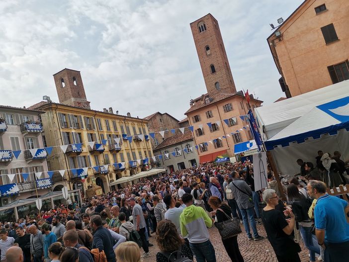 Alba si è vestita di folklore: numeri record per il "Baccanale dei Borghi" Alba si è vestita di folklore: numeri record per il "Baccanale dei Borghi"