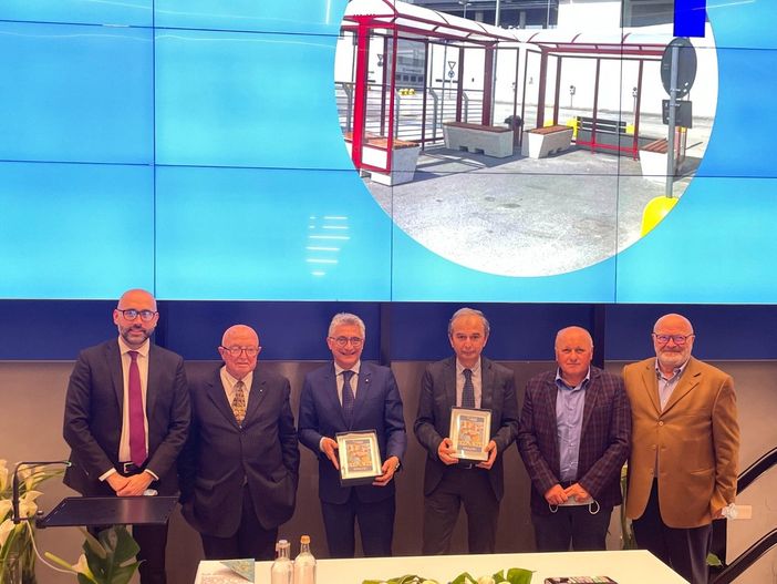 I sindaci Carlo Bo e Gianni Fogliato ritirano il premio per il contributo delle pensiline per l'autobus