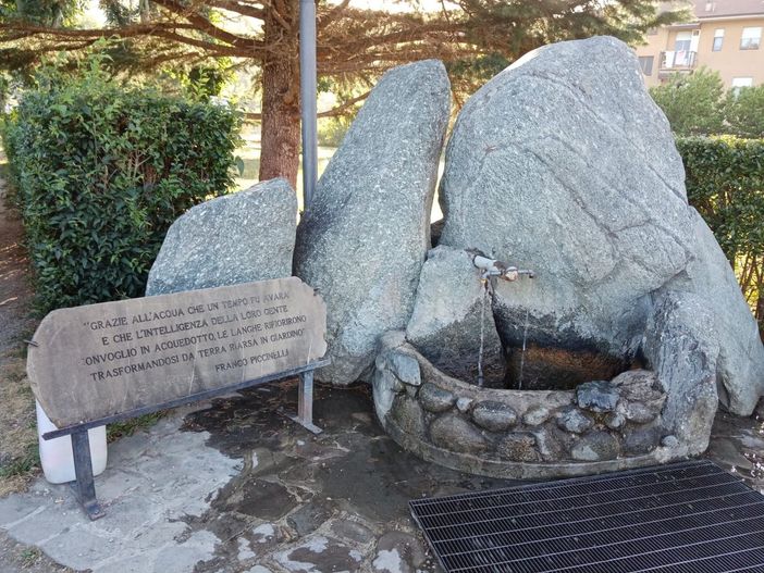 La fontana di piazza Alessandria a Ricca d'Alba: l'acqua, che sgorga continuamente, sarà convogliata in due vasche di recupero.