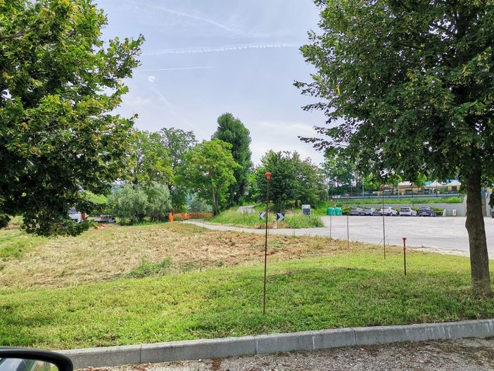 Picchetti per delimitare la zona dell'intervento che prevede i lavori per la costruzione della grande vasca Picchetti per delimitare la zona dell'intervento che prevede i lavori per la costruzione della grande vasca