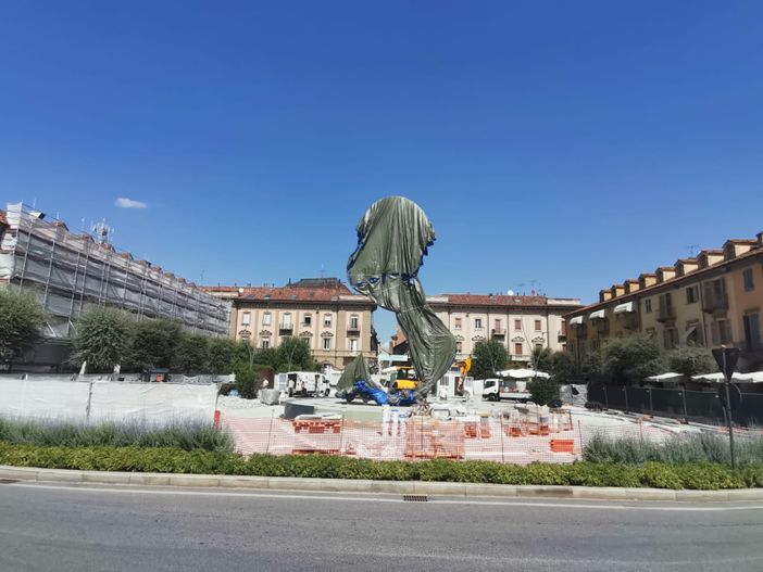 Poche ore e l'opera "Alba" sarà svelata (Foto durante i lavori scattata a inizio settembre, quando è stata posata)