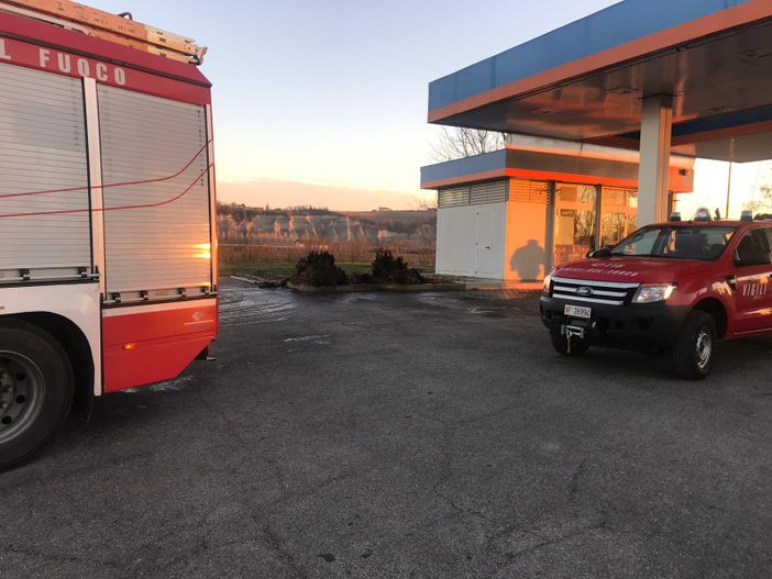 I mezzi dei Vigili del Fuoco presso il distributore di carburante lambito dalle fiamme lungo la tangenziale di Alba