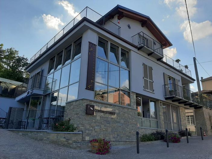 L'agriturismo "Centro Storico" a Neviglie: ristorante e quattro camere che conservano la storia del castello del XIII secolo