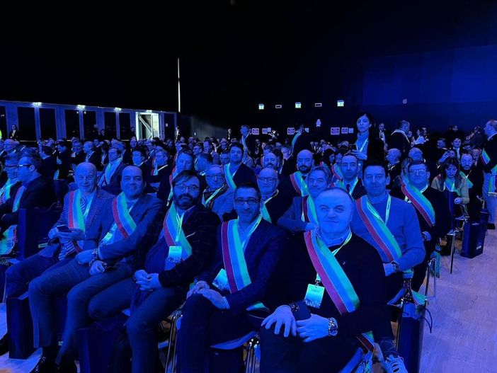 Soddisfazione nei volti dei sindaci presenti a Roma per la presentazione di Polis, il progetto delle Poste Italiane dedicato ai piccoli borghi italiani. Prima fila in primo piano Riccardo Ghigo di Monchiero, a seguire Livio Genesio di Monforte, Roberto Passone di Novello,  presidente unione del barolo, Paolo Borgogno di Castiglione Falletto, Sergio Moscone di Serralunga. In seconda fila da destra Roberto Bodrito di Cortemilia,  presidente unione Montana alta langa, a seguire Valter Sandri di Rocchetta Belbo, Valter Truffa di Perletto, Mario Marone di Bergolo, Emanuele Sottimano di Niella Belbo. In terza fila da destra Enrico Paroldo di Castino, Iovieno Antonio di Cravanzana,  Simone Gallo di Feisoglio,  Marco Chinazzo di Gorzegno e Sergio Prandi di Camerana.