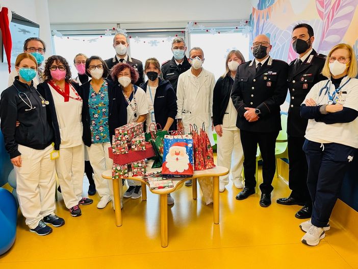 I rappresentanti delle Forze dell'Ordine con il personale del reparto di Pediatria all'ospedale di Verduno